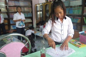 ベトナム：学校の図書館に集まり、子どもたちはお互いに、クリスマスカードの確認作業をし、リーダーシップを育てます