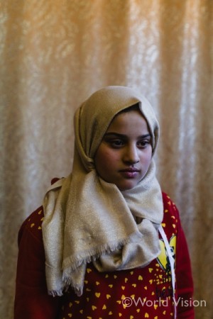 シリアから逃れヨルダンで暮らす13歳の少女。父親は、砲撃を受けシリアで亡くなったという