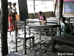 〈学校1〉サイクロン後、廃材を再利用して建てられた学校です。床がたっぷり海水・雨水を吸い、粘土質となっており、学校家具さえ自立できていない状況です。でも普通に教室として使用しているというから驚きます。