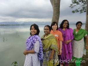 バングラデシュの事業ニーズ調査女性チーム（前から3人目が筆者）