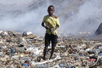 ゴミ山でゴミ集めをする子ども（マラウイ）