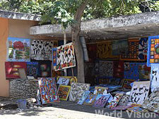 サントドミンゴの路上にて。ハイチの絵（ハイチアンアート）が多く売られている。