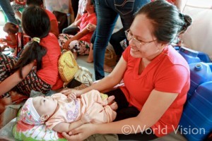 台風の６日後に生まれた男の子をあやすお母さん。ワールド・ビジョン・ジャパンは災害時でもお母さんが安心して授乳や育児ができるスペースを設置している
