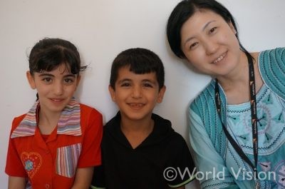 シリア難民の子どもたちと筆者（右）