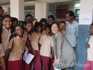 WVがミシンなどの支援を行っている学校では、沢山の生徒たちが溢れる笑顔で迎えてくれました