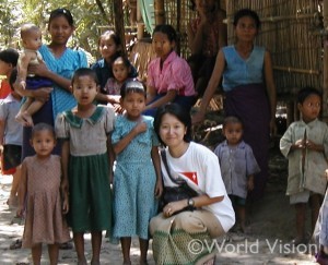 ミャンマーの子どもたちと筆者