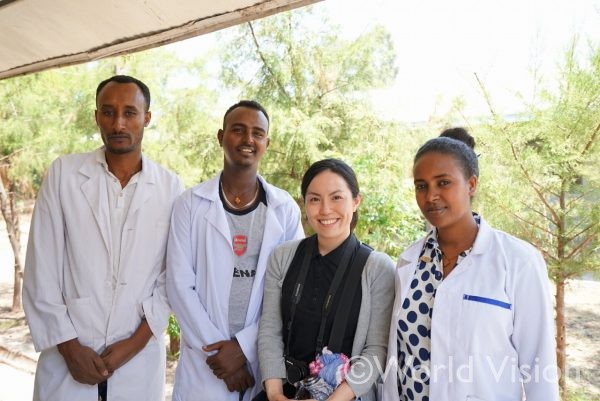 エチオピアの保健センターのスタッフと木戸スタッフ