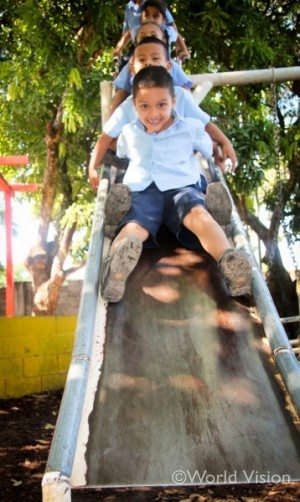 ワールド・ビジョンによる支援で作られた公園で遊ぶ子どもたち。屈託のない笑顔がまぶしい