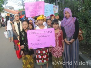 子どもの権利を求めて行進する子どもたち（インドネシア）