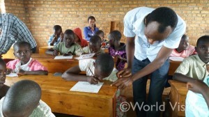 ルワンダ：チャイルドたちは学校へ集まり、先生や、地域ボランティアが、子どもたちのカード作りを手伝います