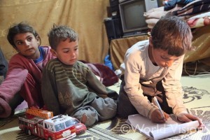 学びたくても学べない子どもたちもいる。難民キャンプで暮らすシリアの子どもたち（レバノン）