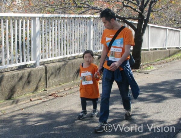 開発途上国の子どもたちが水汲みのために歩く1日あたりの平均距離、6キロを歩いてみるイベント"GLOBAL 6K for WATER 2019"に参加くださった親子（2019年11月開催）