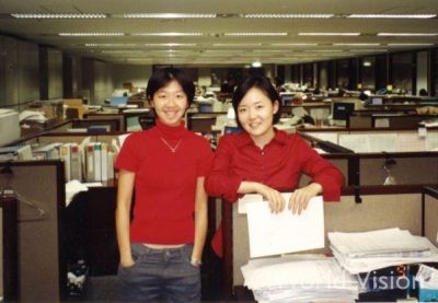 入社1年目、台湾出身の部署の先輩とオフィス内で。「二人とも今日赤い服だね！」といって撮ってもらった記憶がある