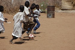 サッカーをするスーダンの子どもたち