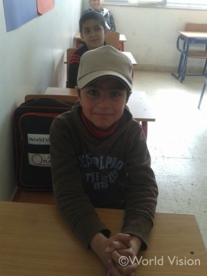 ヨルダンで補習授業を受ける男の子