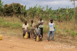 水汲みをするルワンダの子どもたち。丘が多いルワンダでは、水を運ぶことも大変な作業