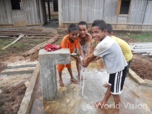 新しくできた水道で、手洗いをする子どもたち