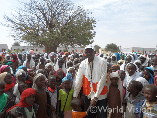 ワールド・ビジョン・スーダンの食糧支援プログラムのスタッフと子どもたち
