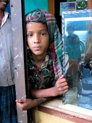 バングラデシュの小学校高学年の男の子