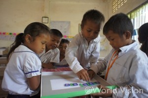 単語の綴りを勉強するカンボジアの1年生の教室