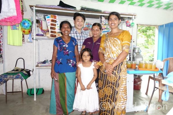 洋服店を営む母親（左端）とチャイルド（中央）、訪問した支援者（中央後ろ）。この母親が作ったハンカチを購入しました