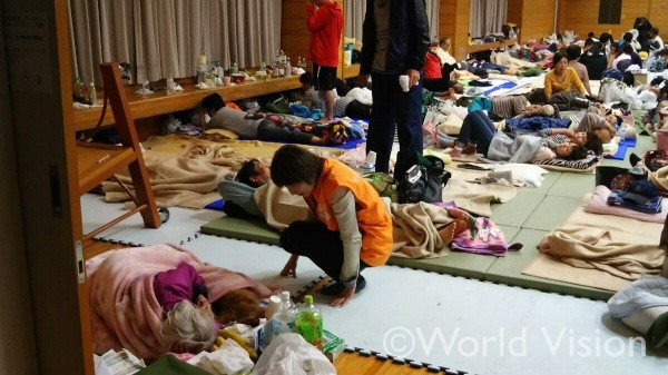Mariko Kinai (WVJ deputy ND) talking to the disaster victims at Mashiki Public Gymnasium (20170417)