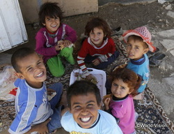 レバノンの難民キャンプにいる シリアの子どもたち