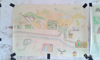 衛生啓発活動で小学生が描いた絵。村まで水が通り、環境が綺麗になっている