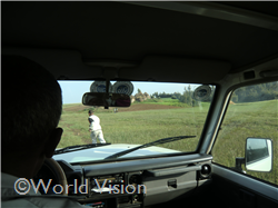 道なき道を走って先導してくれるWVエチオピアのファシリテーター