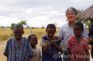ザンビアの事業地の子どもたちと筆者（右）