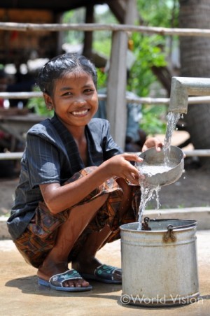 きれいな水を飲み健康に生きることも子どもの権利だ（カンボジア）