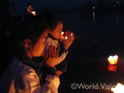 東日本大震災の時に日本の事を想って、ろうそくを灯して祈ってくれたバンエンとチャンエンADPの子どもたち