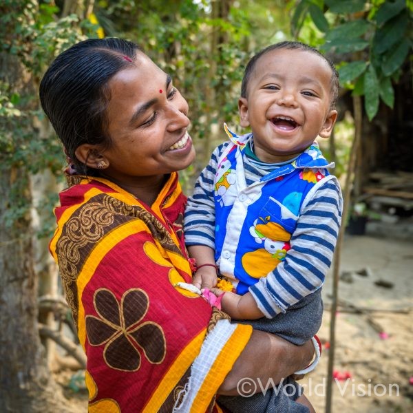 ワールド・ビジョンの「栄養クラス」に参加するバングラデシュの親子。この地域では5歳未満の子どもの26.8%が発育不全になっていましたが、母親たちが集まって栄養について学び、子どもたちの健康状態が改善されてきています