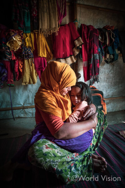 難民キャンプで暮らす女の子とそのお母さん
