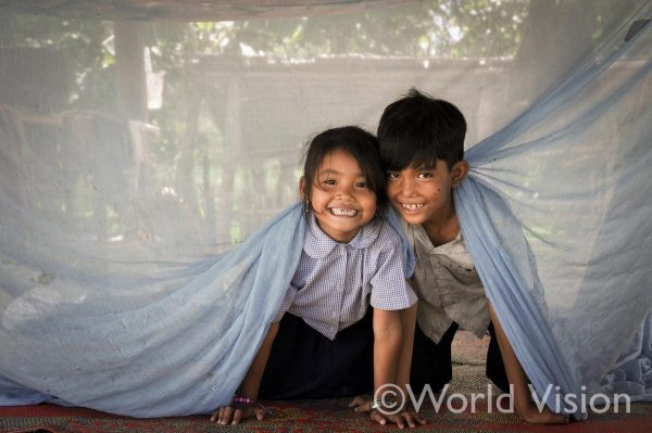 ワールド・ビジョンからの支援された蚊帳を使う兄弟