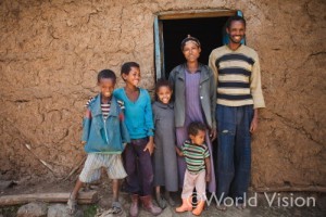 エチオピアの支援地の家族