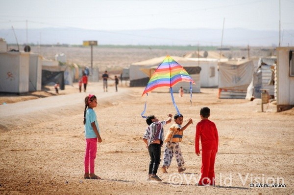 ヨルダンの難民キャンプで遊ぶ子どもたち