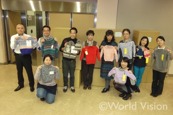 三井住友海上、日本編物文化協会、MS&ADユニゾンスマイルクラブの皆さまとWVJスタッフ（後列左から3人目が筆者）