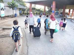 同じくアラヤンプラテート。タイ側からカンボジア側の学校へ検問所を通って通学するカンボジア国籍の子どもたち。