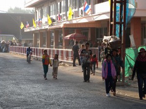 ンボジア側から仕事のためにタイ側に歩いてくるカンボジア人
