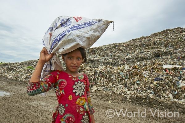 バングラデシュで出会ったモスミ（10歳）このゴミ山で売れるものを探し、それを売って生活している