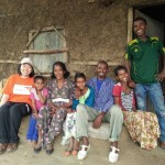 粗末な部屋に住んでるものの、幸せそうな6人のエチオピア人の家族。右から、長男、長女、お父さん、次女、お母さん、三女、筆者
