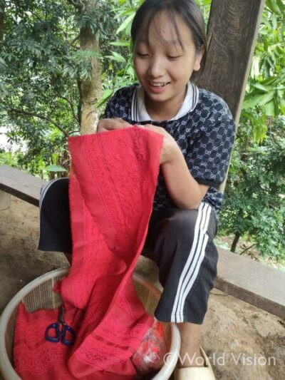 伝統衣装を縫う女の子
