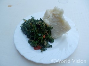 ケニアの基本料理（ウガリとスクマウィキ）