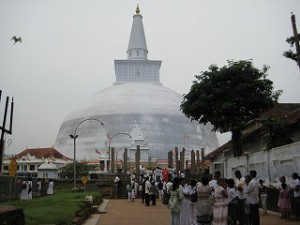 古代シンハラ王朝の都アヌラダプラ（中北部） スリランカの仏教徒の聖地で、今も多くの参拝客が訪れる 世界遺産にも指定されている 