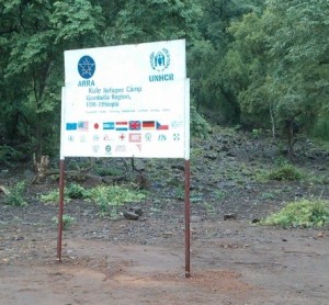 難民キャンプの支援国、支援団体が載っている標識