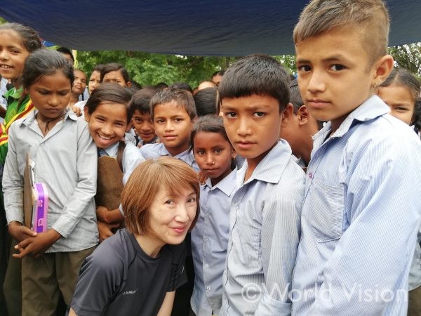 ネパール、ドティ郡にて。支援で補強工事をしている学校の子どもたちと
