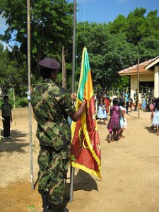 式典でスリランカ国旗を掲揚する軍人。現在、スリランカ軍はほぼ100%シンハラ人で構成されている。