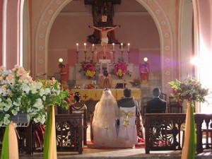 会場のカトリック教会。荘厳な雰囲気の中、結婚式は始まった。 