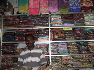 衣料品店の中には色とりどりのシャルワルやサリーが山積み。ほとんどインドからの輸入品だ。